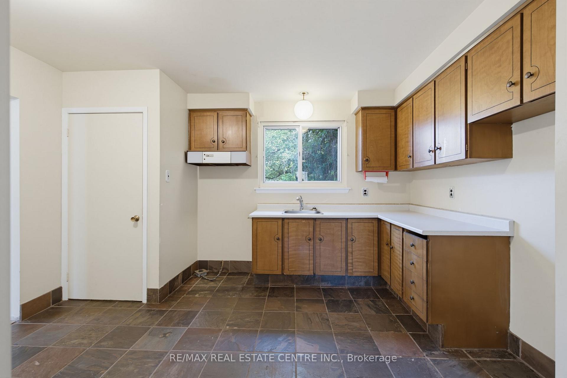 Photo 9 of 63 Brentwood Drive, Brampton, Avondale — HOMEH