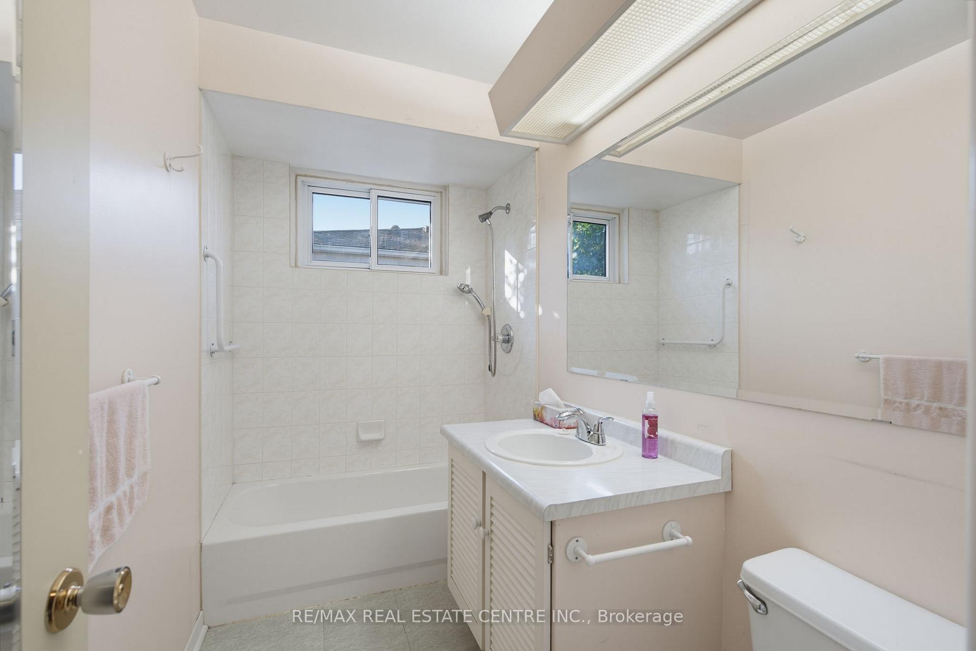 Photo 16 of 63 Brentwood Drive, Brampton, Avondale — HOMEH