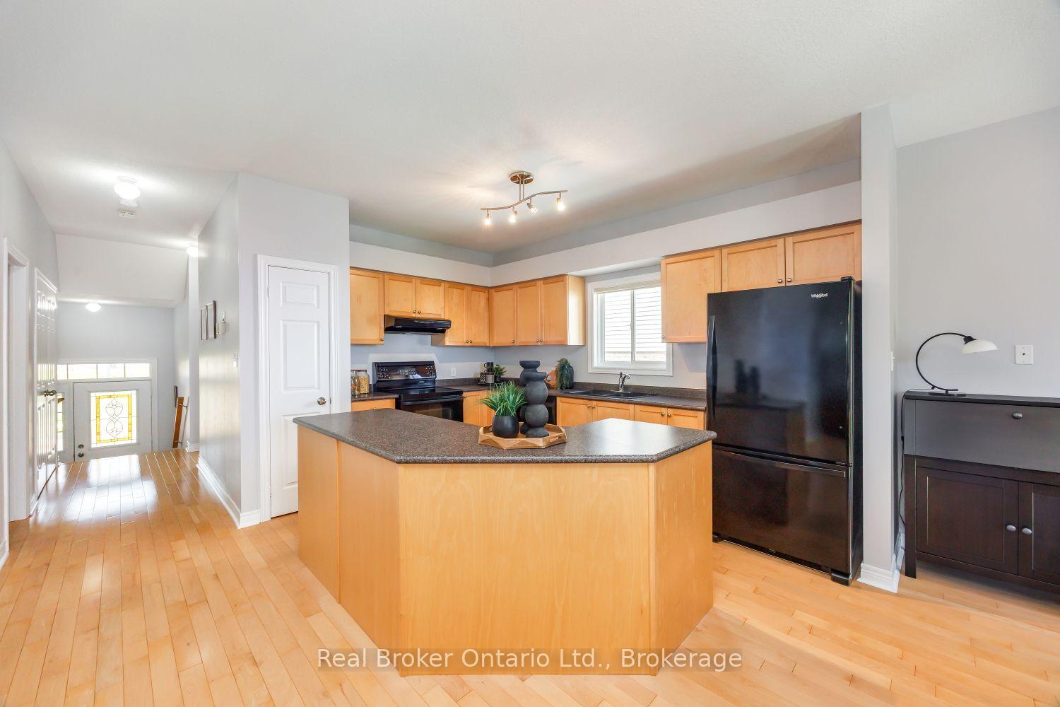 Photo 4 of 35 Argent Street, Clarington, Bowmanville — HOMEH