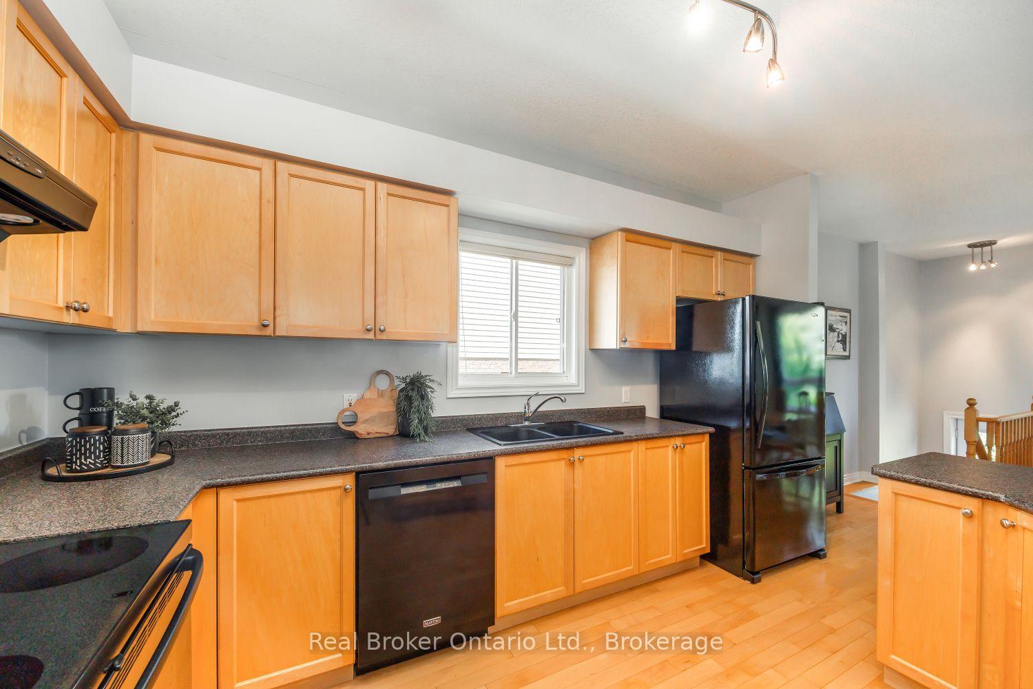 Photo 6 of 35 Argent Street, Clarington, Bowmanville — HOMEH