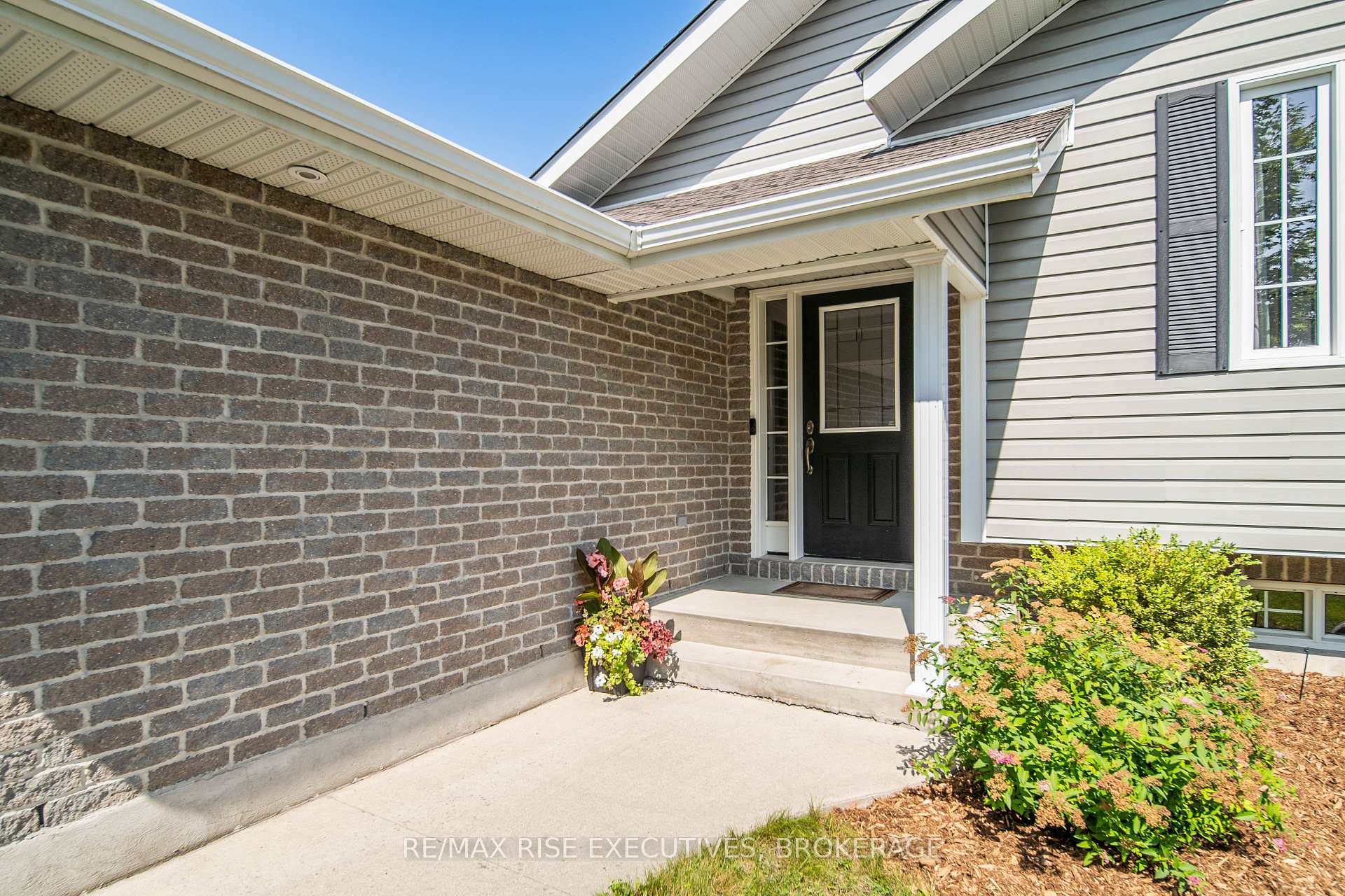 Photo 2 of 184 MacDougall Drive, Loyalist, Amherstview — HOMEH