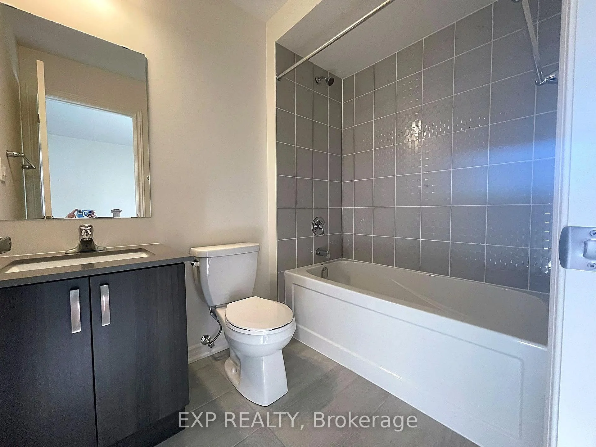 Photo 50 of 62 Donald Cameron Crescent, Clarington, Courtice — HOMEH