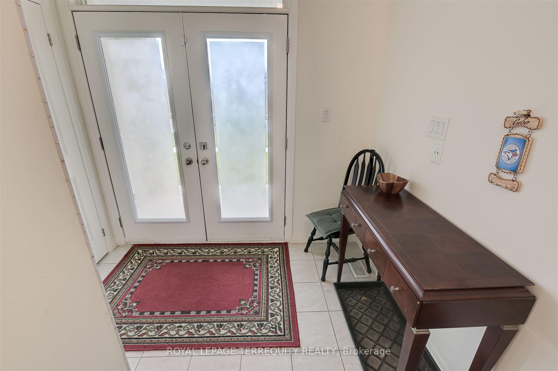 Photo 4 of 137 East Shore Drive, Clarington, Bowmanville — HOMEH