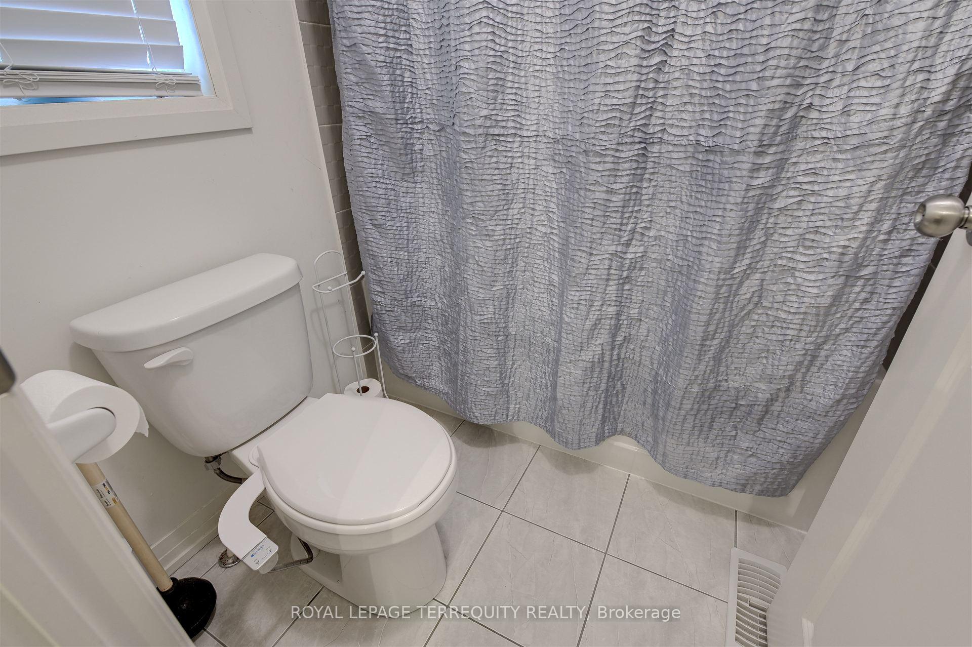 Photo 35 of 137 East Shore Drive, Clarington, Bowmanville — HOMEH