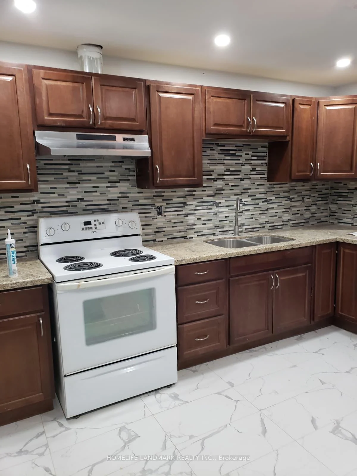 Photo 2 of 24 Oranmore Crescent, Brampton, Credit Valley — HOMEH