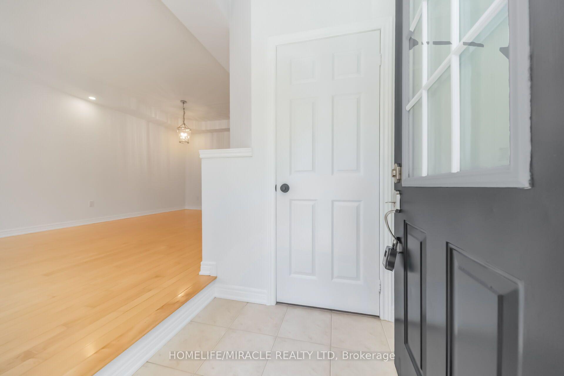 Photo 4 of 257 Gatwick Drive, Oakville, River Oaks — HOMEH