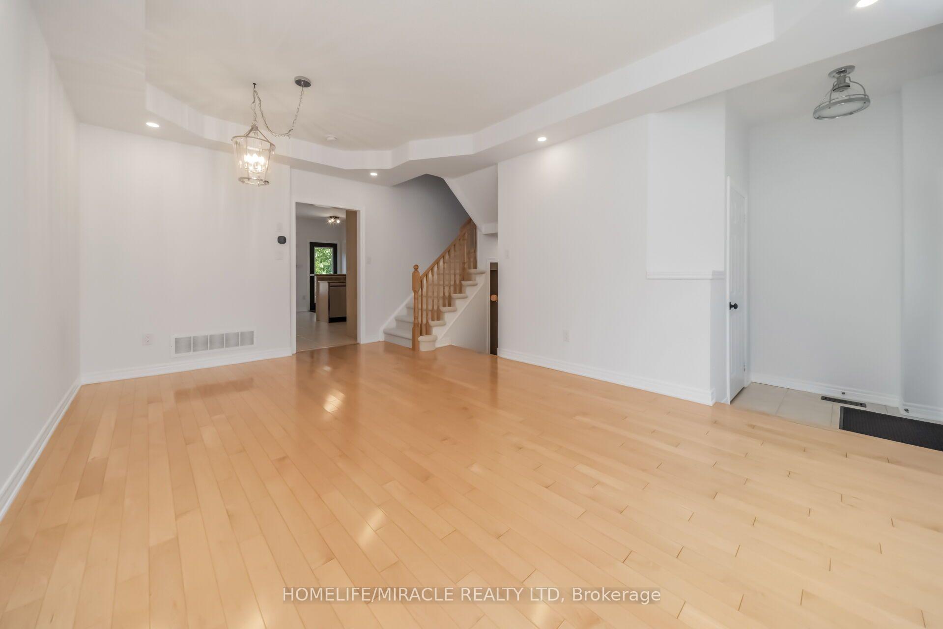 Photo 5 of 257 Gatwick Drive, Oakville, River Oaks — HOMEH