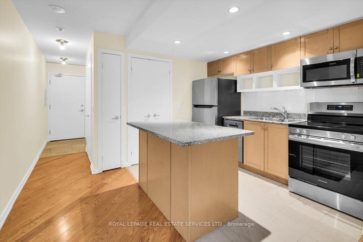 Photo 2 of Unit 1104, 208 Queens Quay W, Toronto, Waterfront Communities — HOMEH
