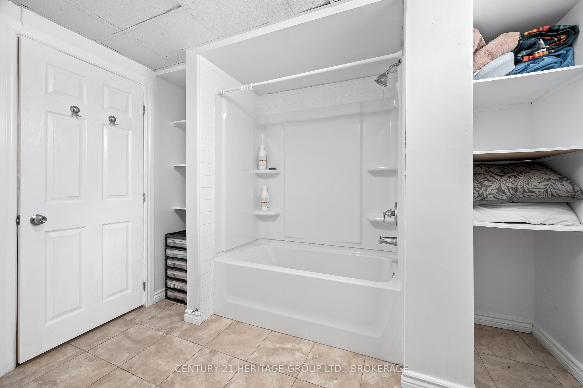 Photo 33 of 18 Keates Place, Kingston, Rideau — HOMEH