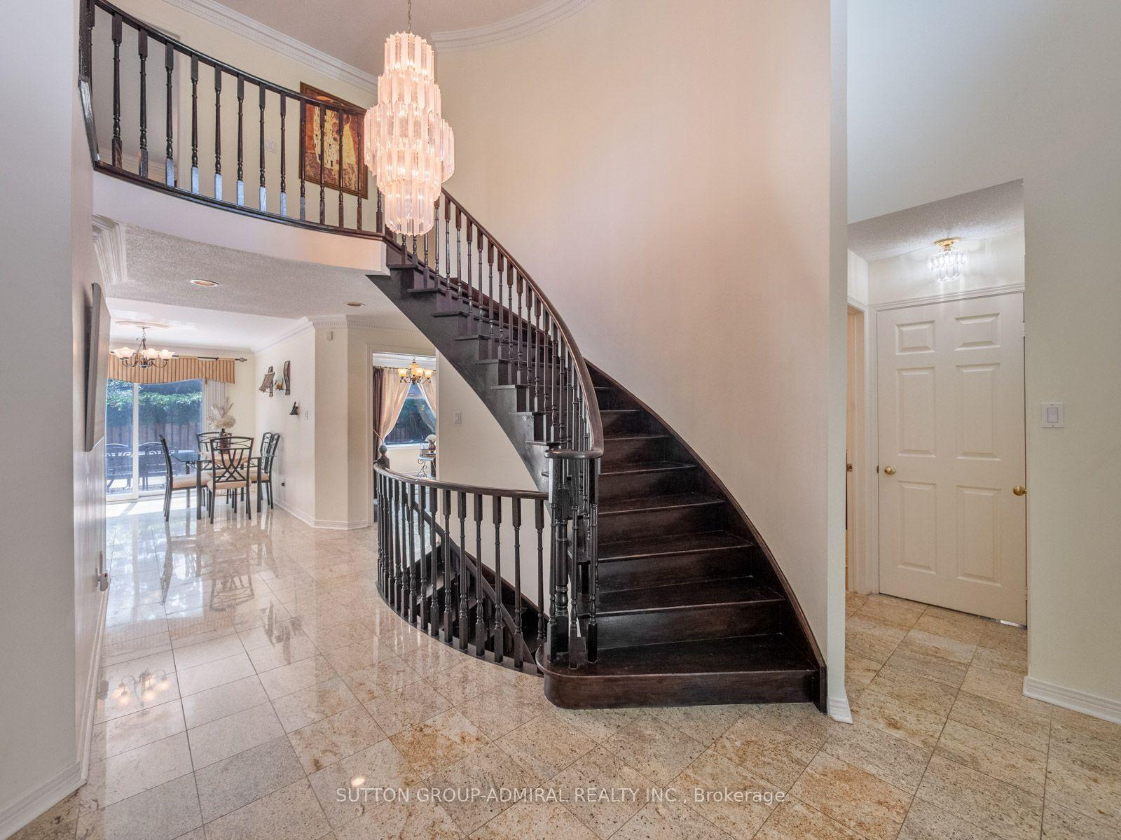 Photo 5 of 91 Robinwood Trail, Vaughan, Brownridge — HOMEH