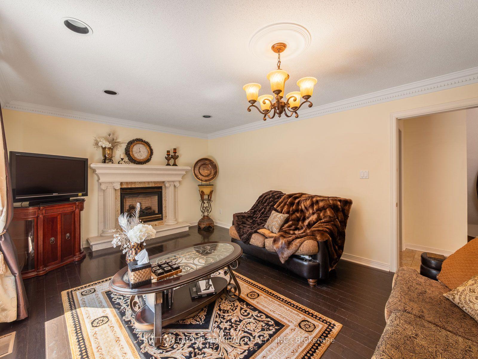 Photo 16 of 91 Robinwood Trail, Vaughan, Brownridge — HOMEH