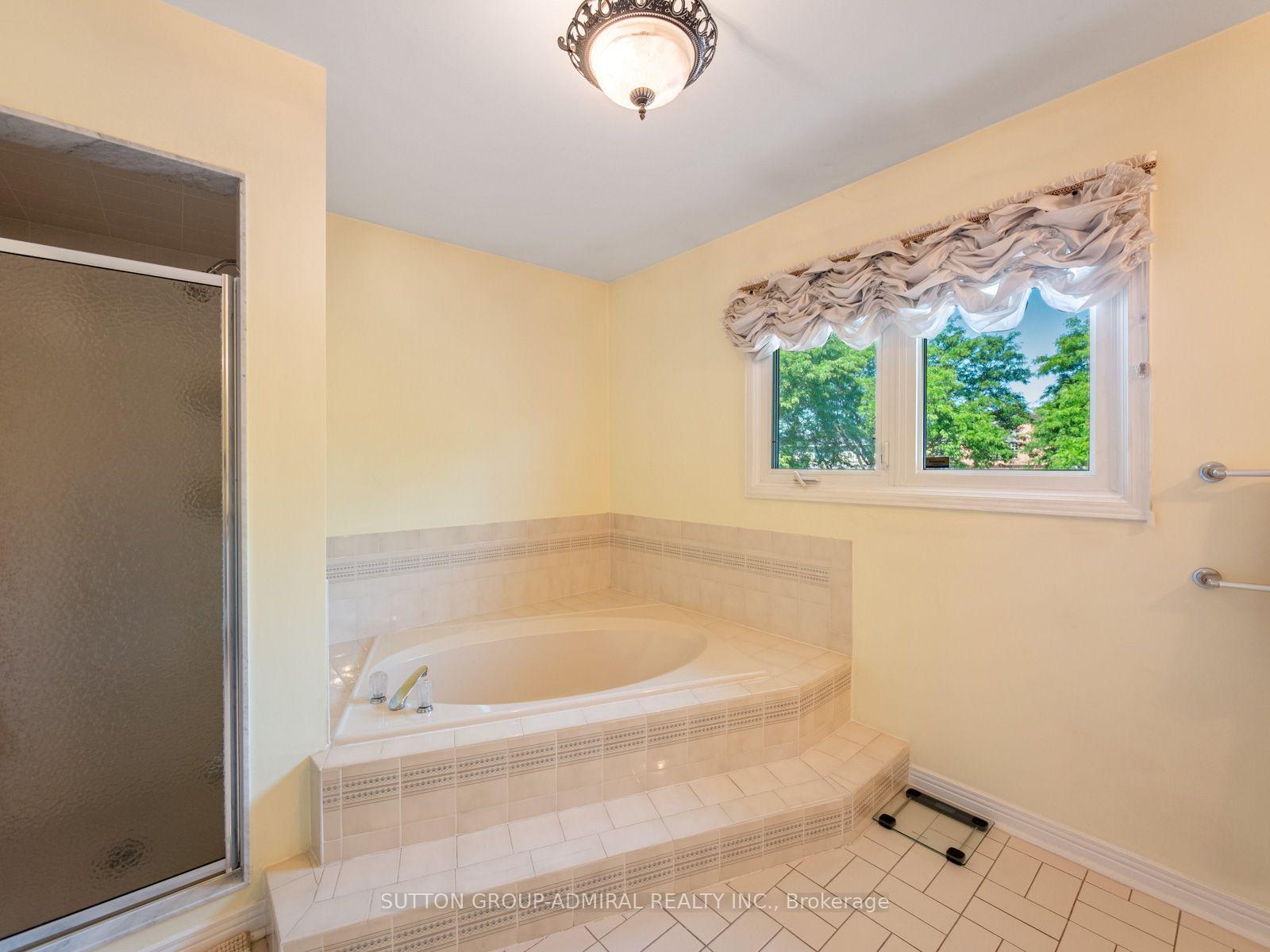 Photo 37 of 91 Robinwood Trail, Vaughan, Brownridge — HOMEH
