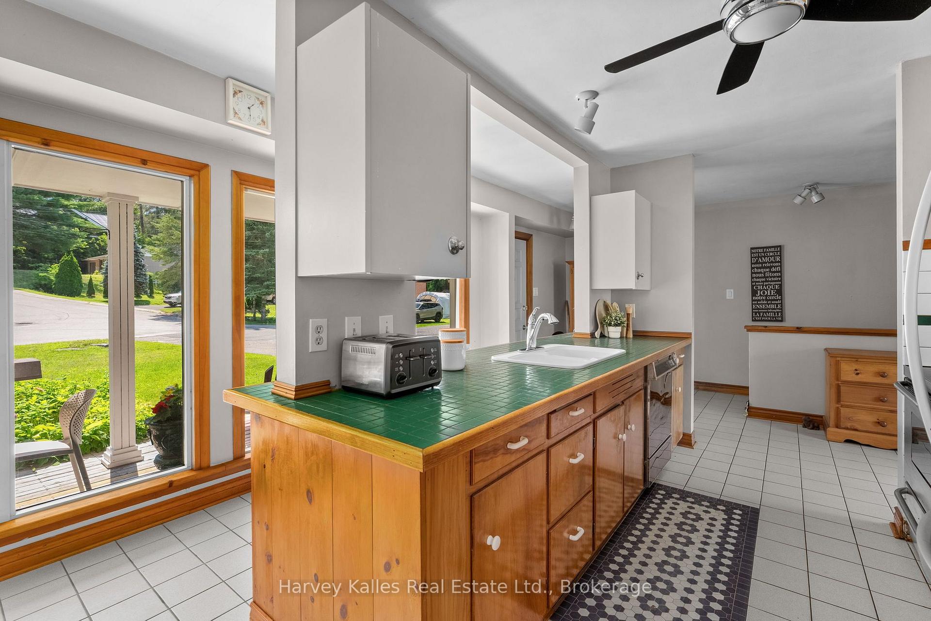 Photo 14 of 40 King Crescent, Huntsville — HOMEH