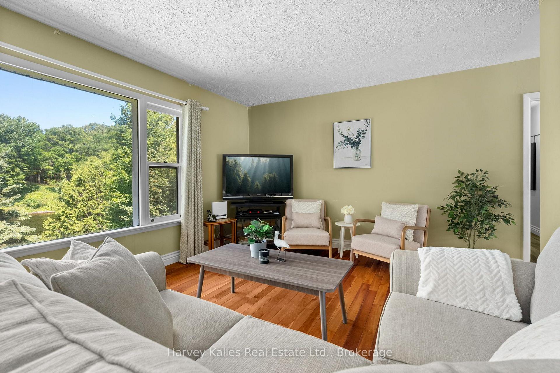 Photo 19 of 40 King Crescent, Huntsville — HOMEH
