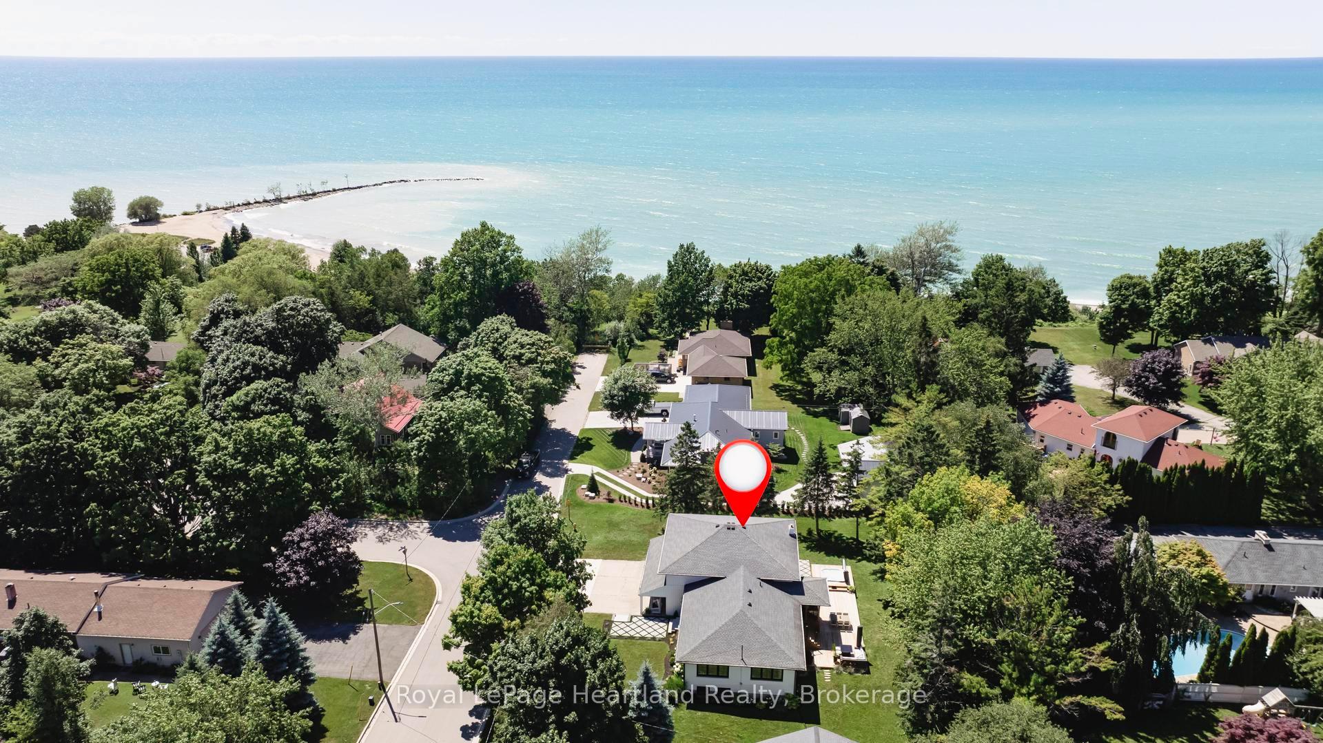 Photo 2 of 238 Bennett Street W, Goderich, Goderich (Town) — HOMEH