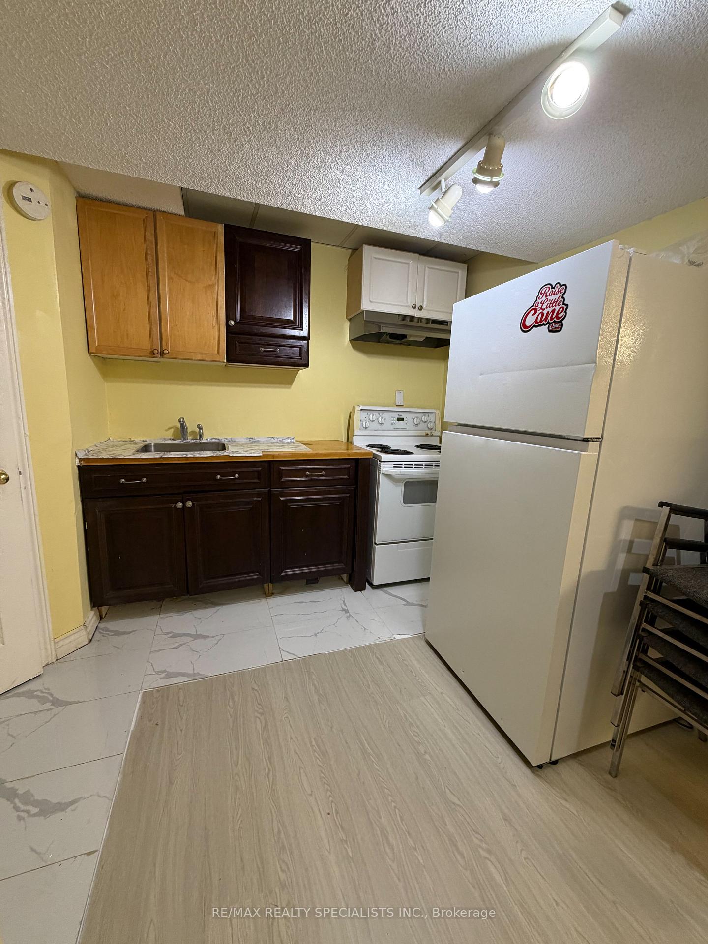 Photo 4 of Unit Lower, 5431 Tree Crest Court, Mississauga, Hurontario — HOMEH