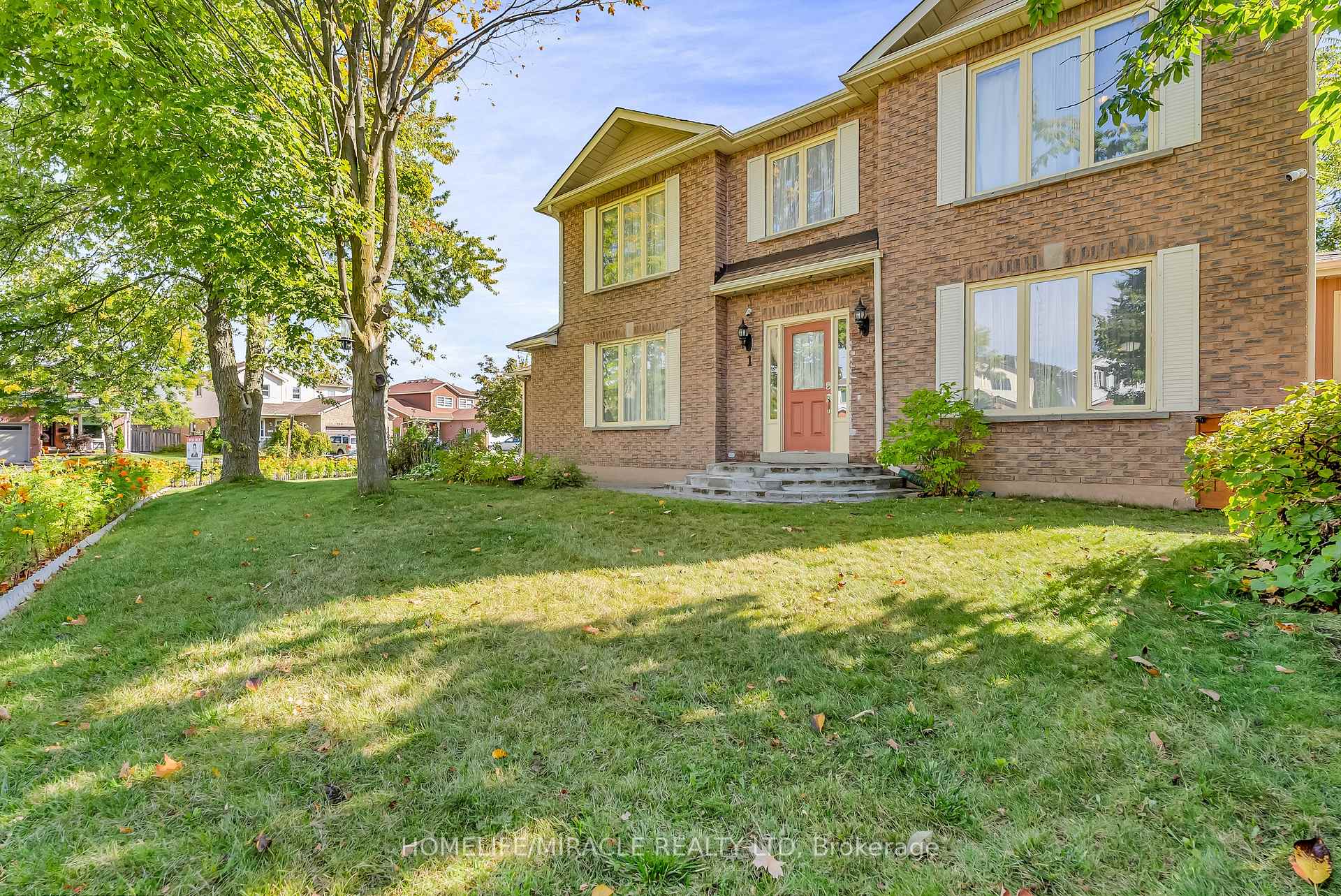 Photo 4 of 1 Beechnut Crescent, Clarington, Courtice — HOMEH