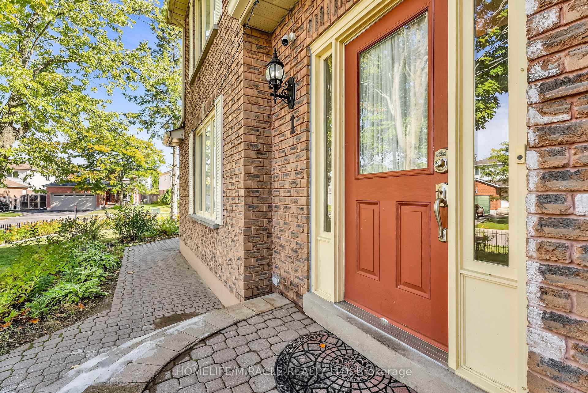 Photo 6 of 1 Beechnut Crescent, Clarington, Courtice — HOMEH