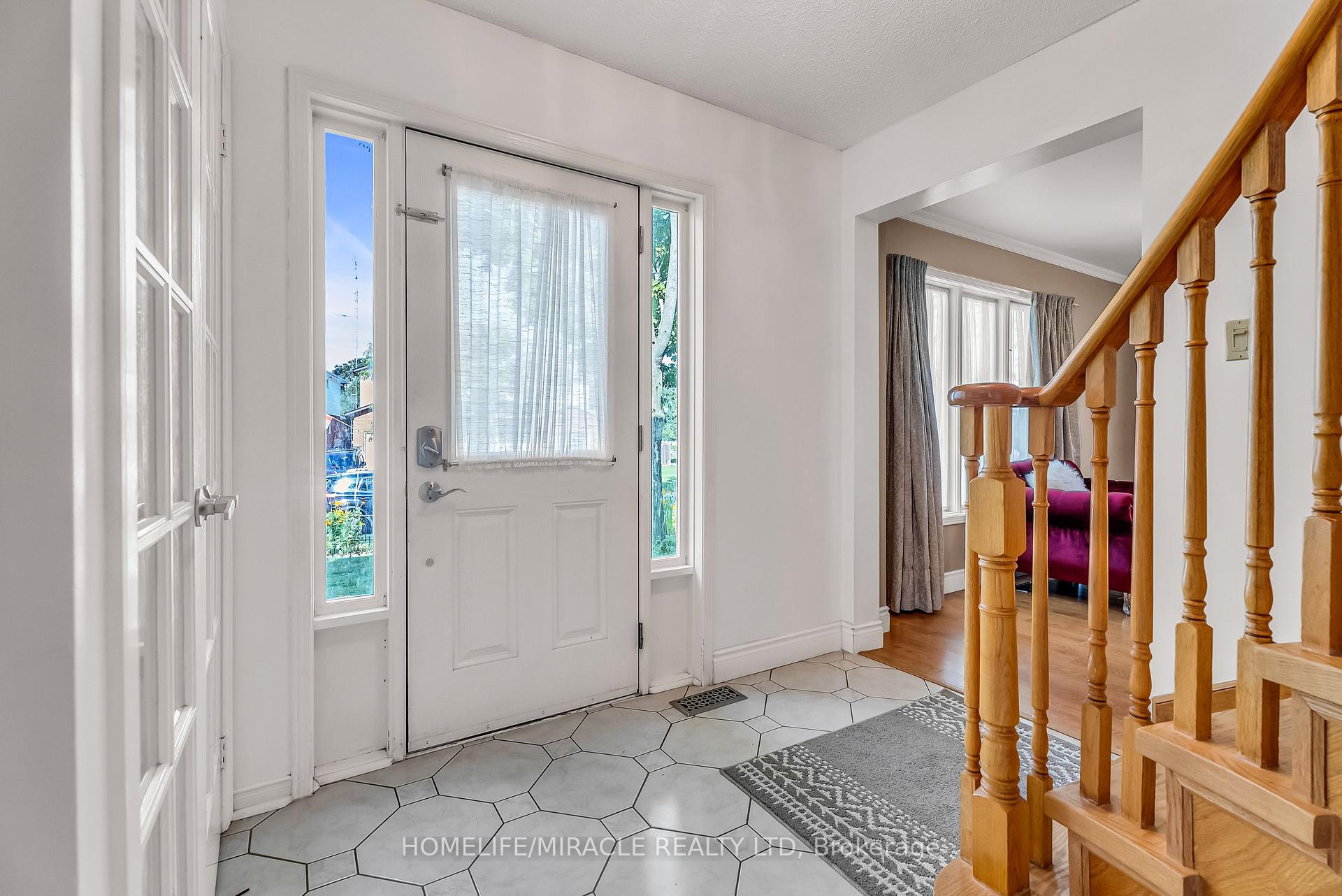 Photo 7 of 1 Beechnut Crescent, Clarington, Courtice — HOMEH