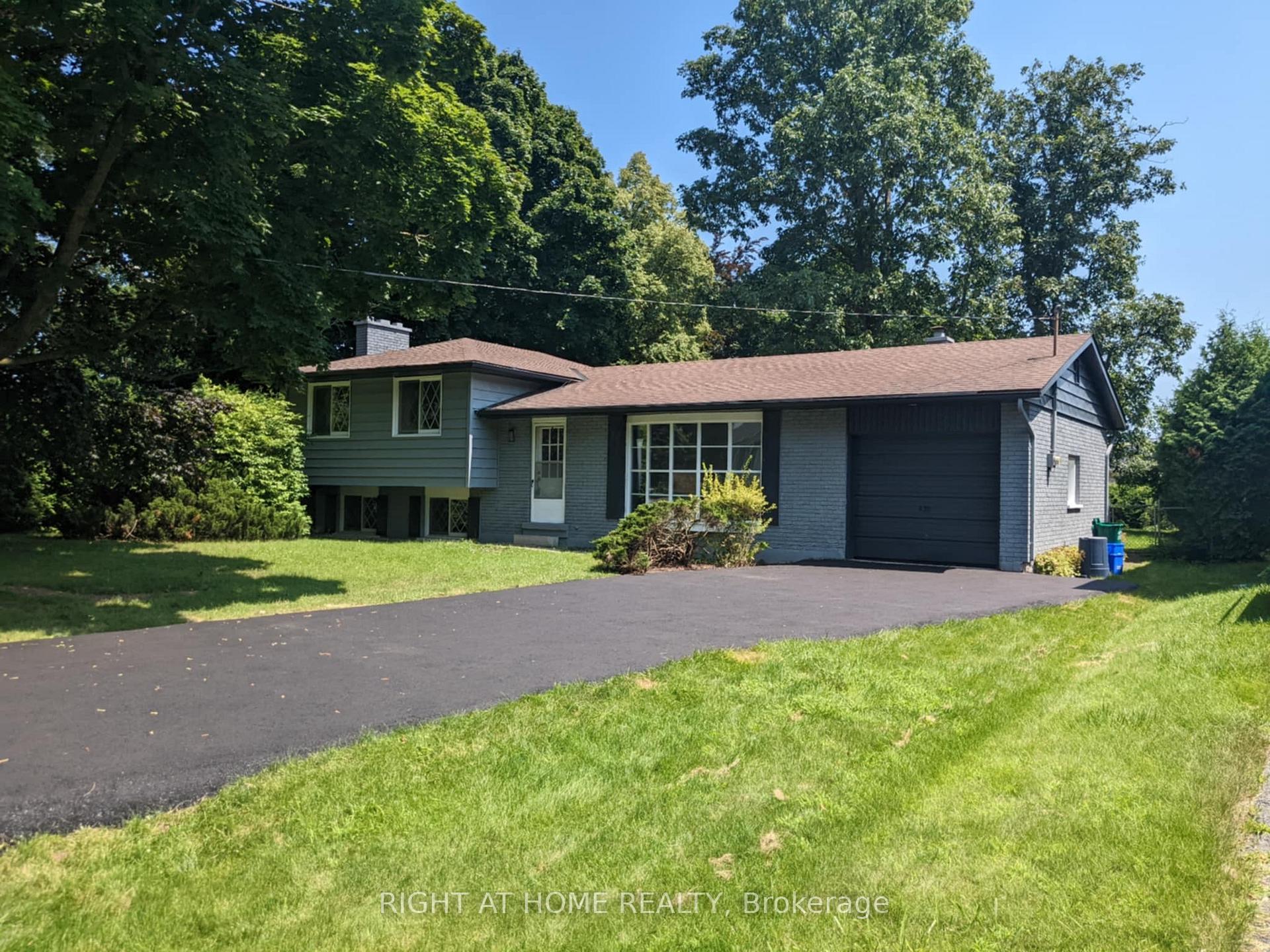Front of 464 Sandlewood Road