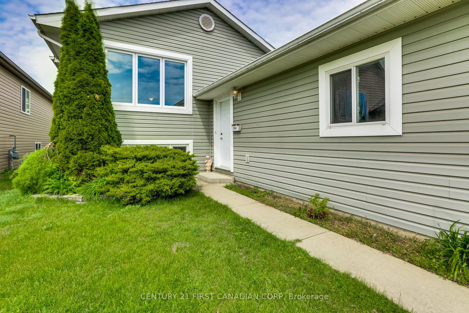 Photo 1 of 204 Ewart Street, Strathroy-Caradoc, NW — HOMEH
