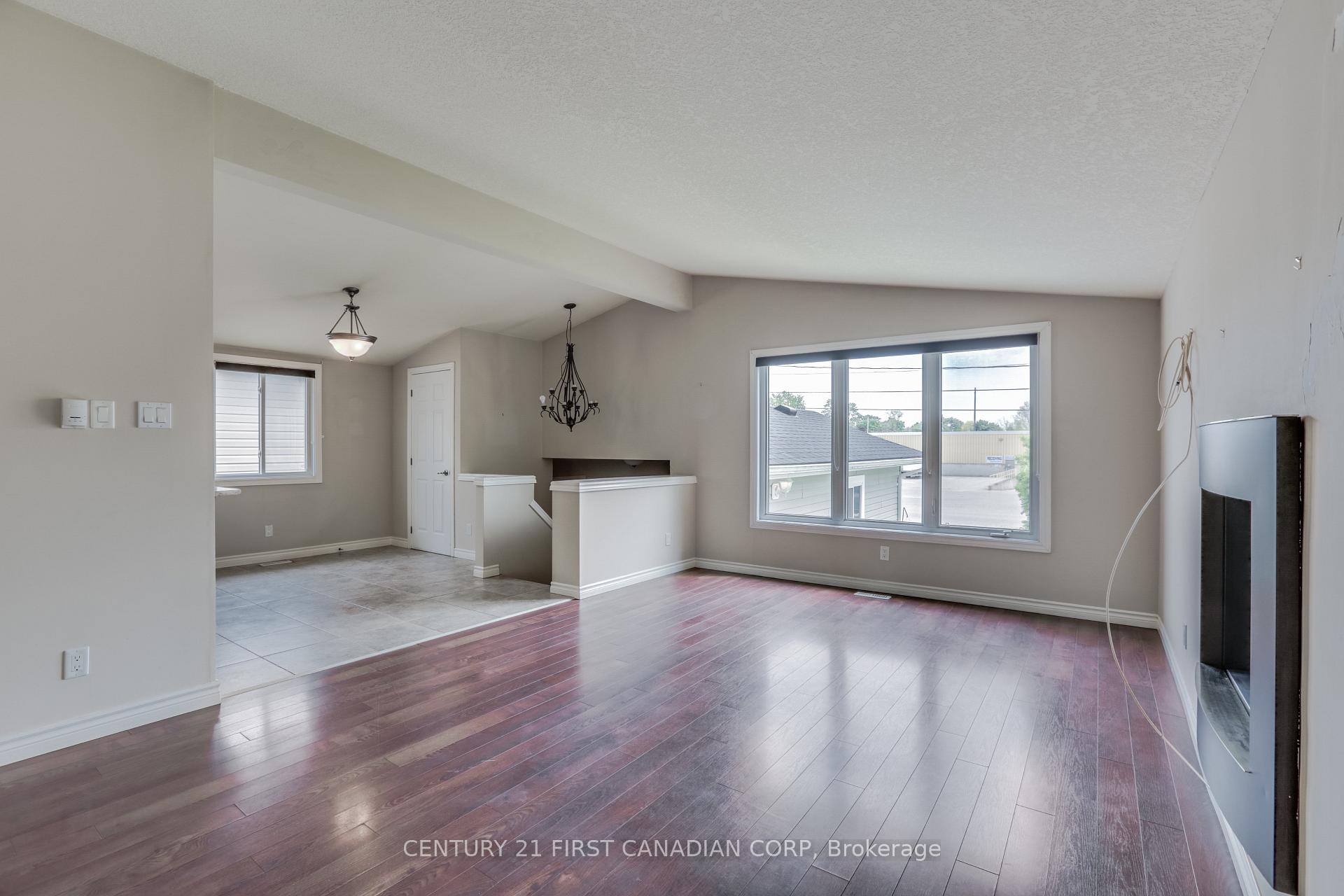 Photo 5 of 204 Ewart Street, Strathroy-Caradoc, NW — HOMEH