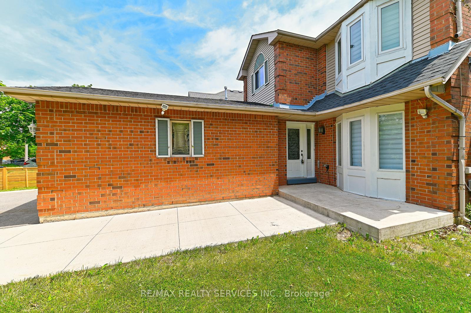 Photo 4 of 56 Mullis Crescent, Brampton, Credit Valley — HOMEH