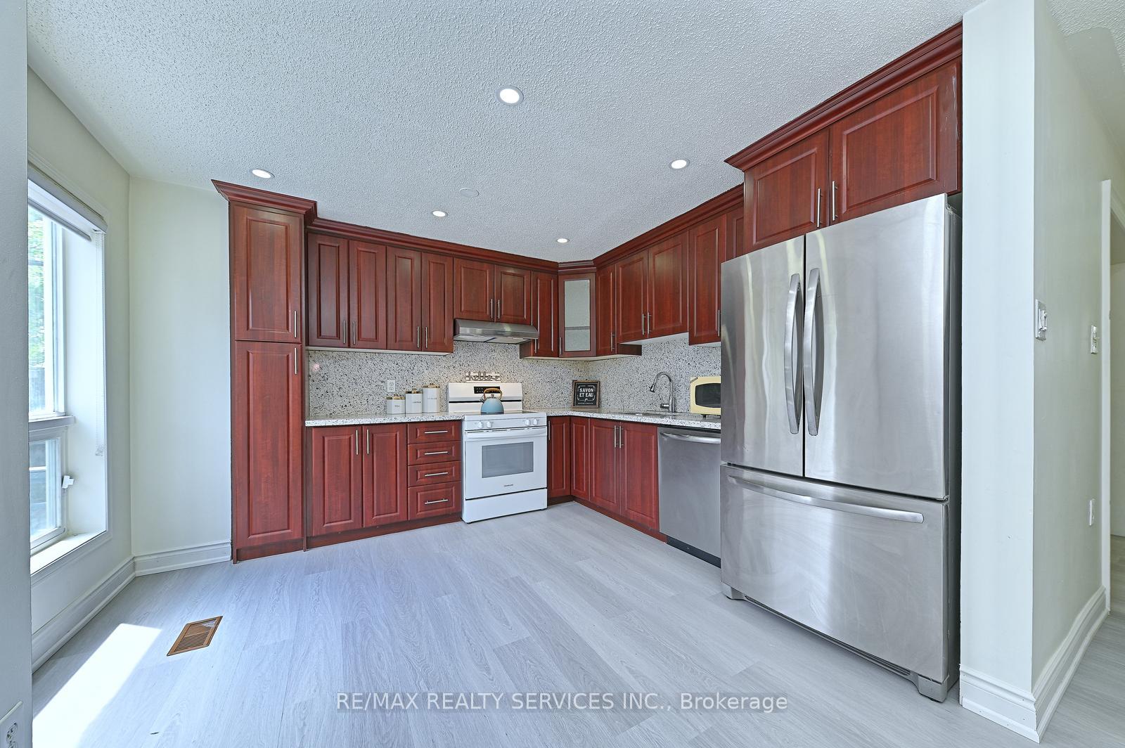 Photo 12 of 56 Mullis Crescent, Brampton, Credit Valley — HOMEH