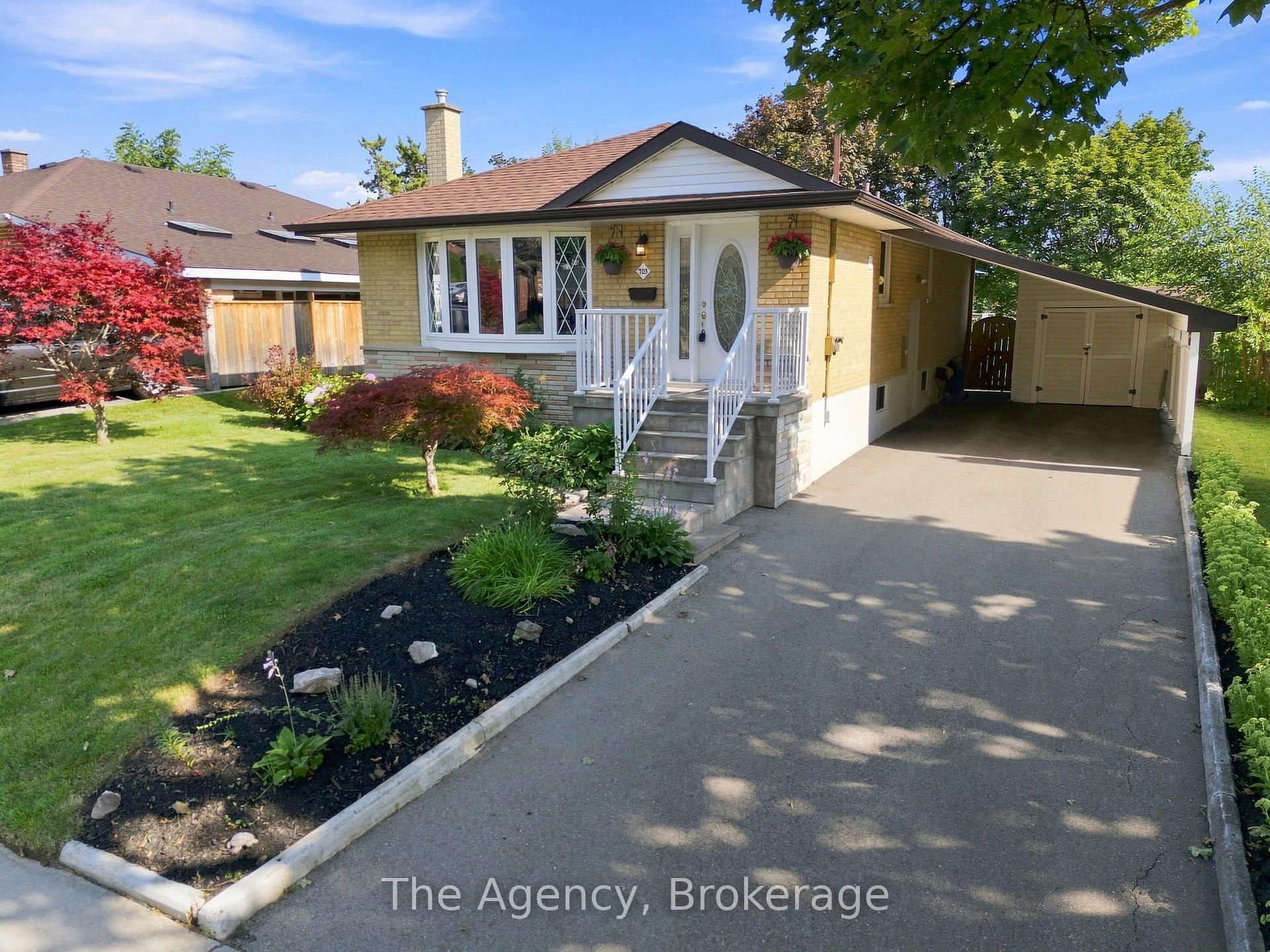 Photo 2 of 703 Newman Crescent, Whitby, Downtown Whitby — HOMEH