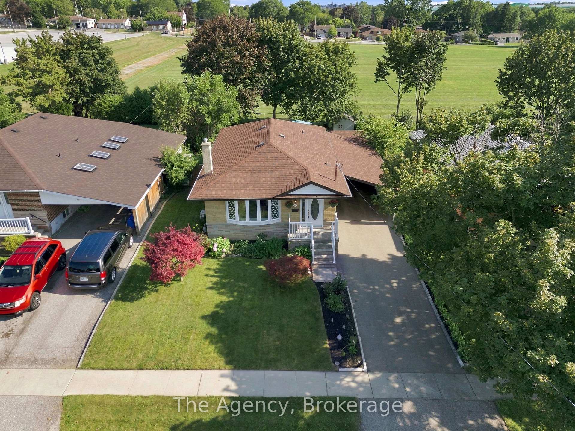 Photo 3 of 703 Newman Crescent, Whitby, Downtown Whitby — HOMEH