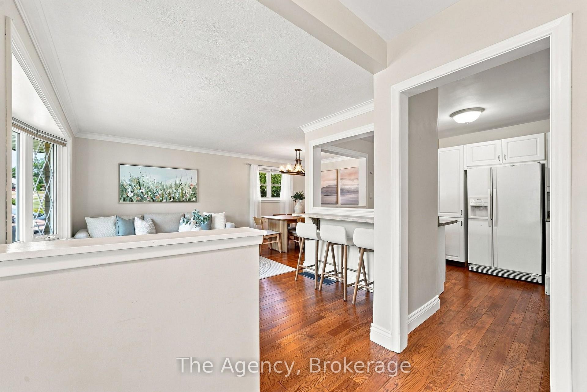 Photo 5 of 703 Newman Crescent, Whitby, Downtown Whitby — HOMEH