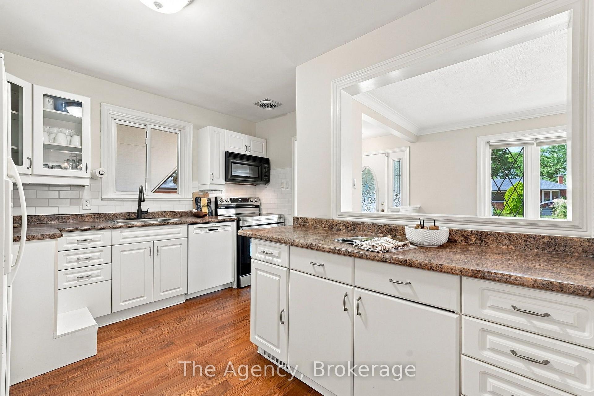 Photo 10 of 703 Newman Crescent, Whitby, Downtown Whitby — HOMEH