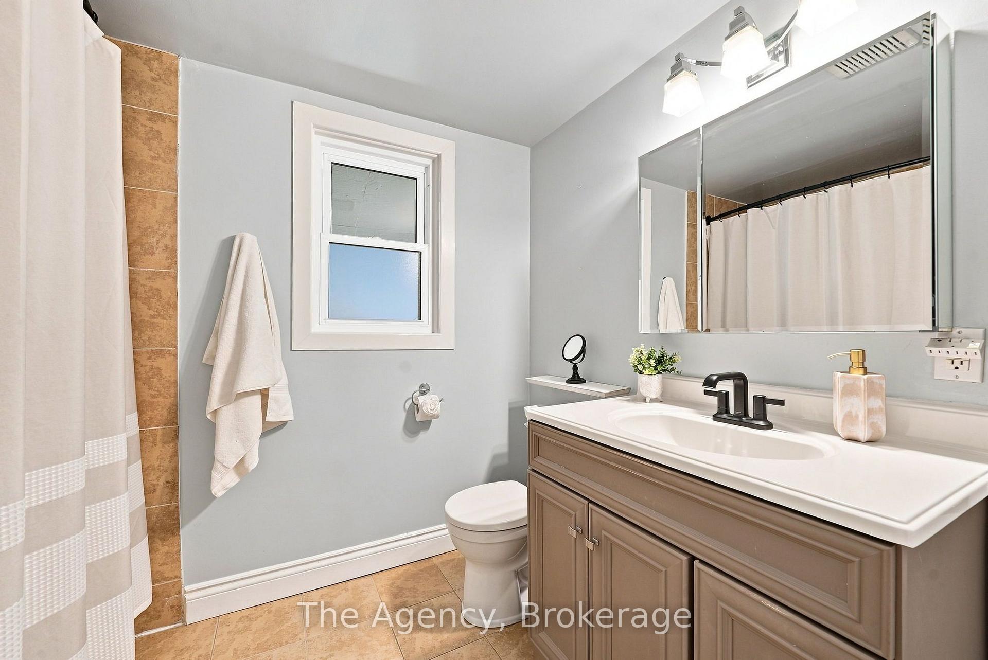 Photo 19 of 703 Newman Crescent, Whitby, Downtown Whitby — HOMEH