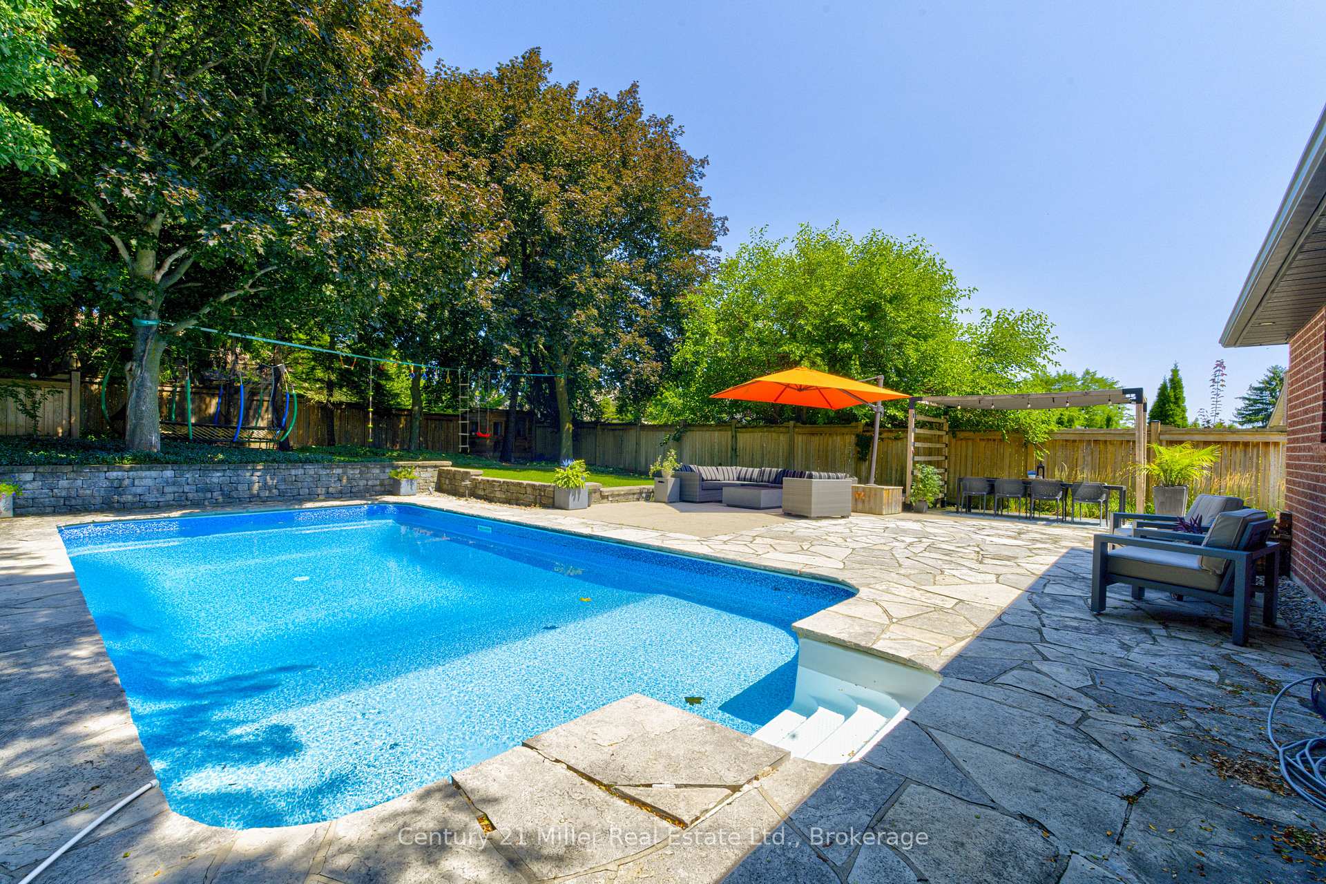 Photo 2 of 6 Mays Crescent, Hamilton, Waterdown — HOMEH