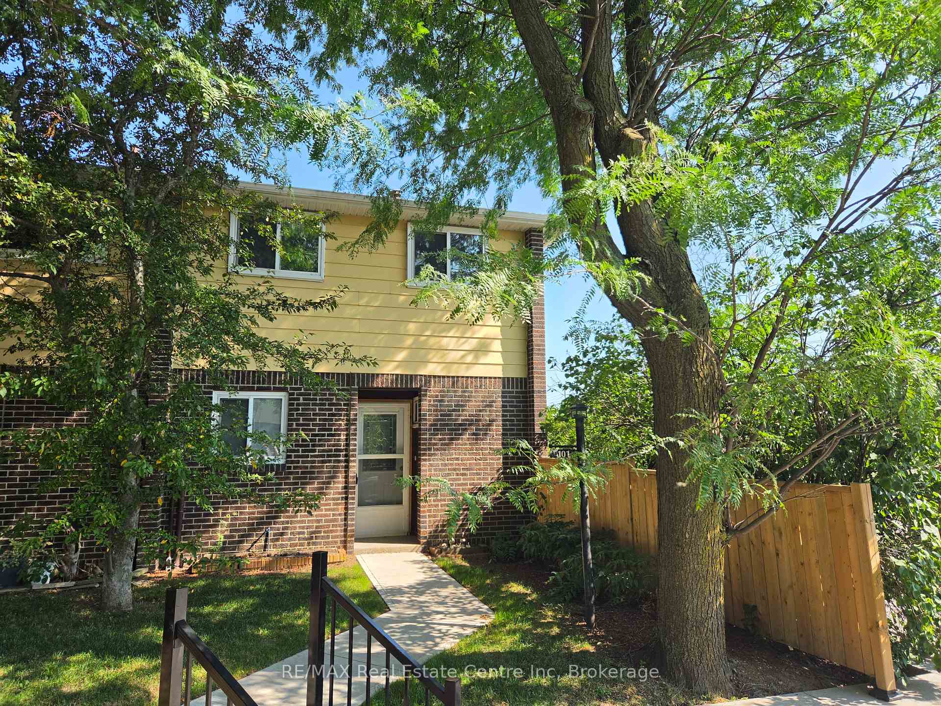 Photo 3 of Unit 101, 31 Greengate Rd, Guelph, Junction/Onward Willow — HOMEH