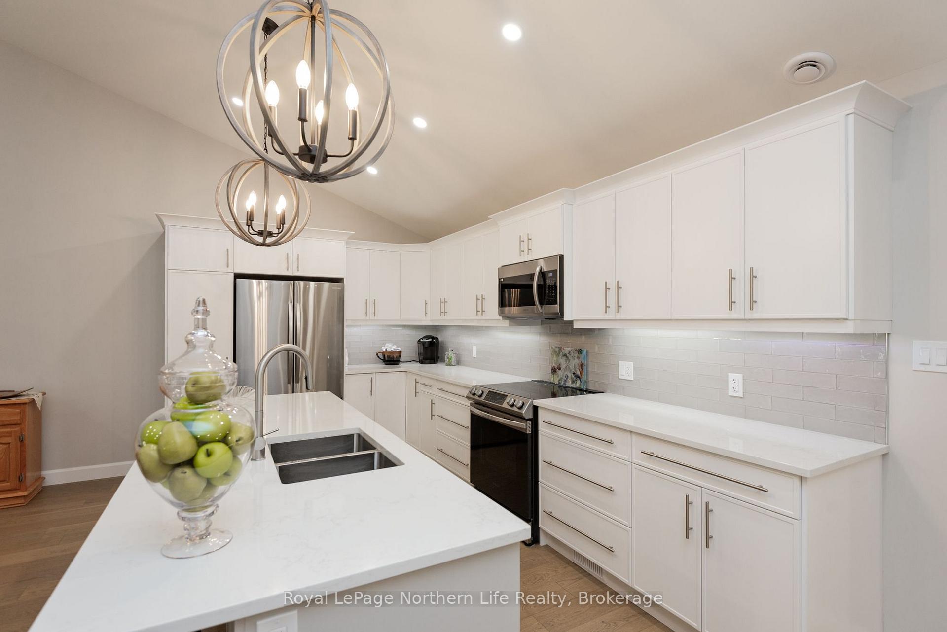 Photo 14 of 16 Silver Maple Lane, North Bay, Airport — HOMEH