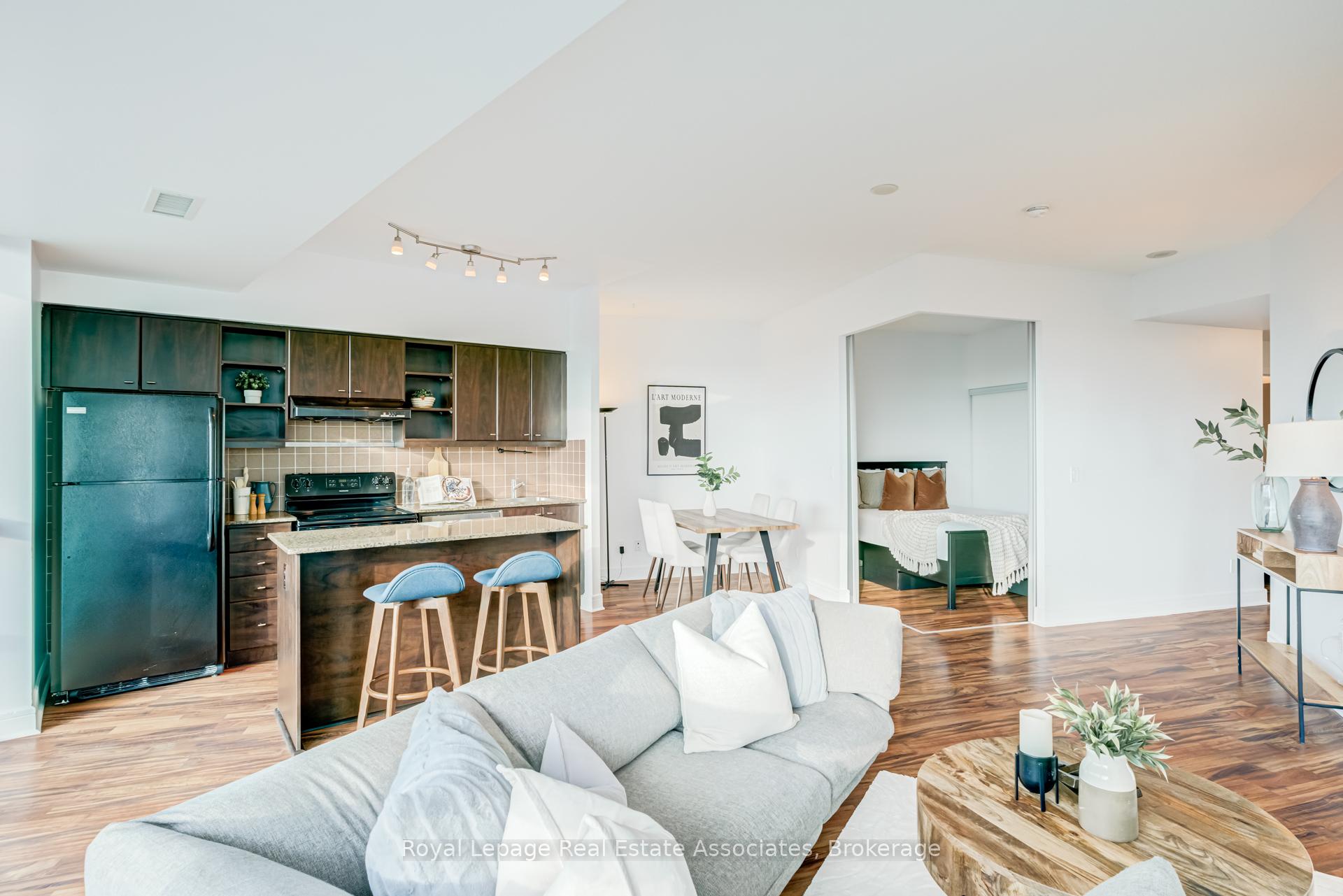 Photo 6 of Unit LPH21, 35 Brian Peck Crescent, Toronto, Thorncliffe Park — HOMEH