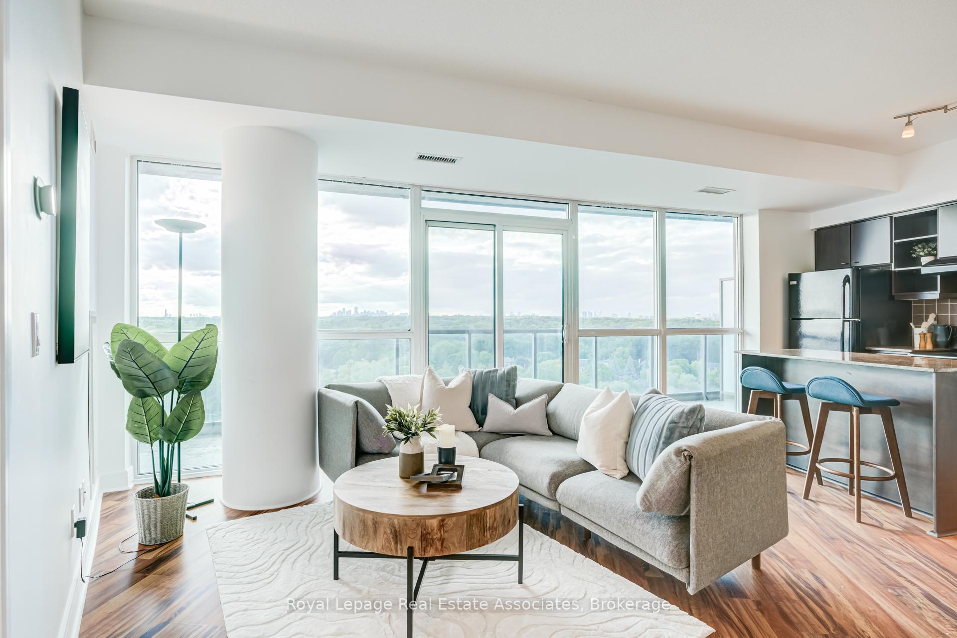 Photo 10 of Unit LPH21, 35 Brian Peck Crescent, Toronto, Thorncliffe Park — HOMEH