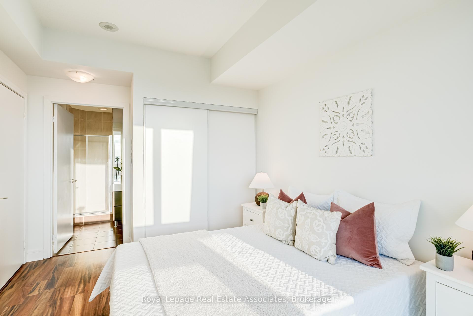 Photo 16 of Unit LPH21, 35 Brian Peck Crescent, Toronto, Thorncliffe Park — HOMEH