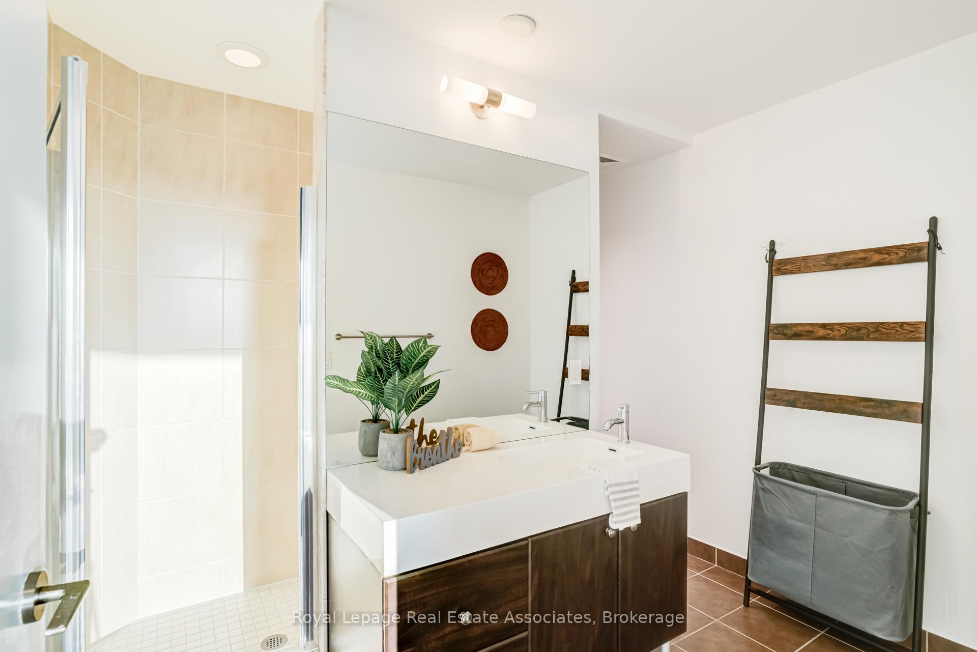 Photo 17 of Unit LPH21, 35 Brian Peck Crescent, Toronto, Thorncliffe Park — HOMEH