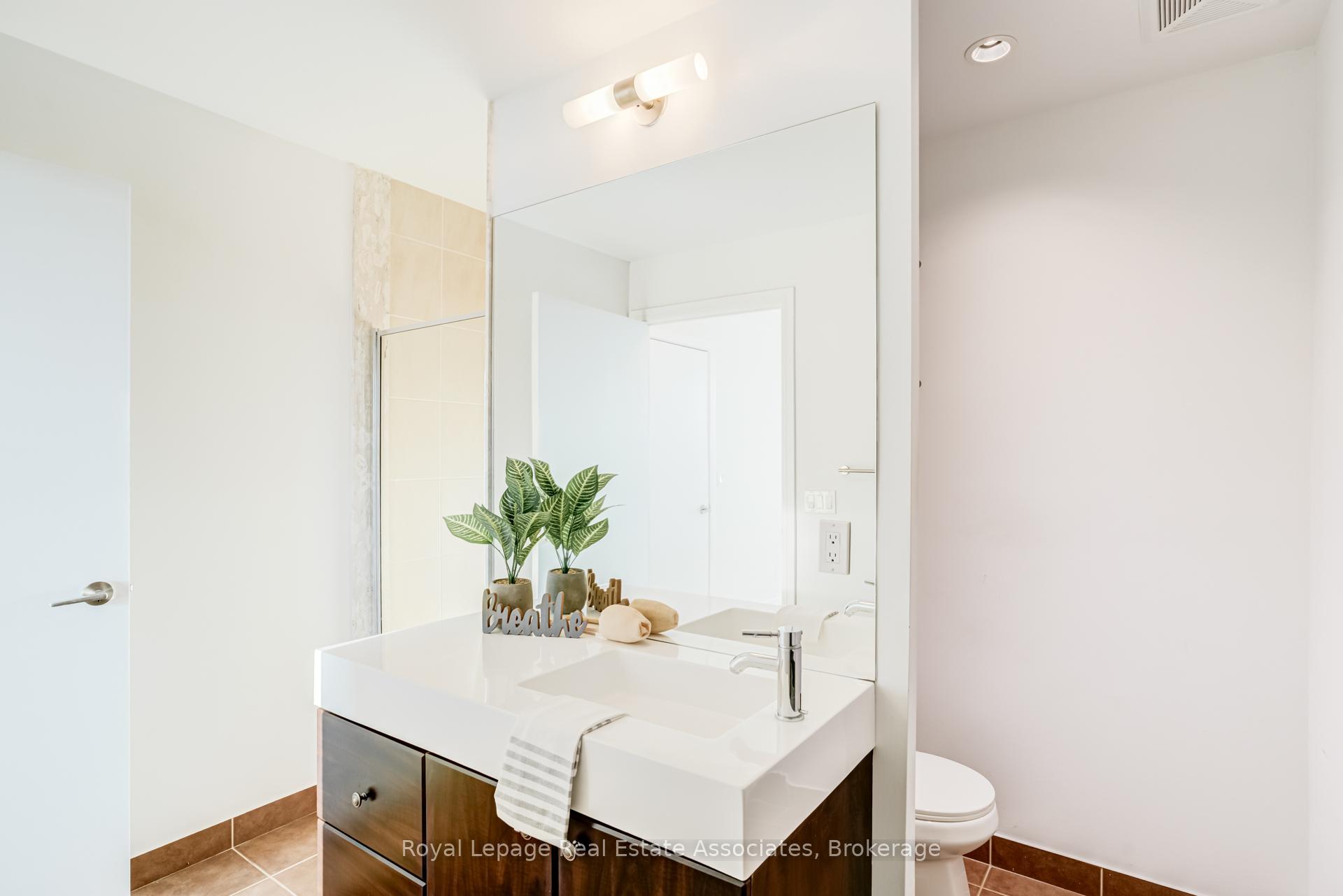 Photo 18 of Unit LPH21, 35 Brian Peck Crescent, Toronto, Thorncliffe Park — HOMEH