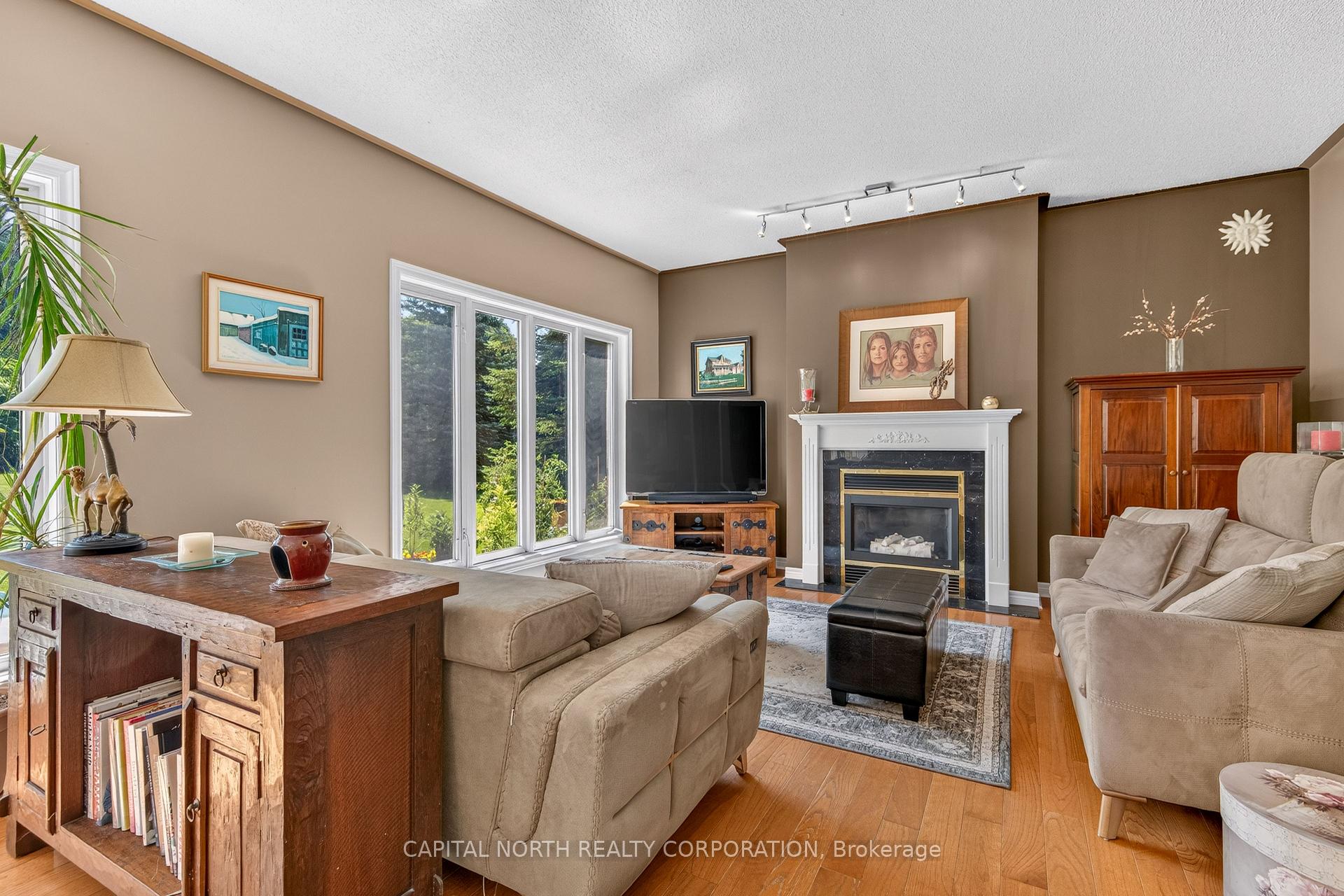 Photo 12 of 165 Edward Pottage Crescent, King, Pottageville — HOMEH