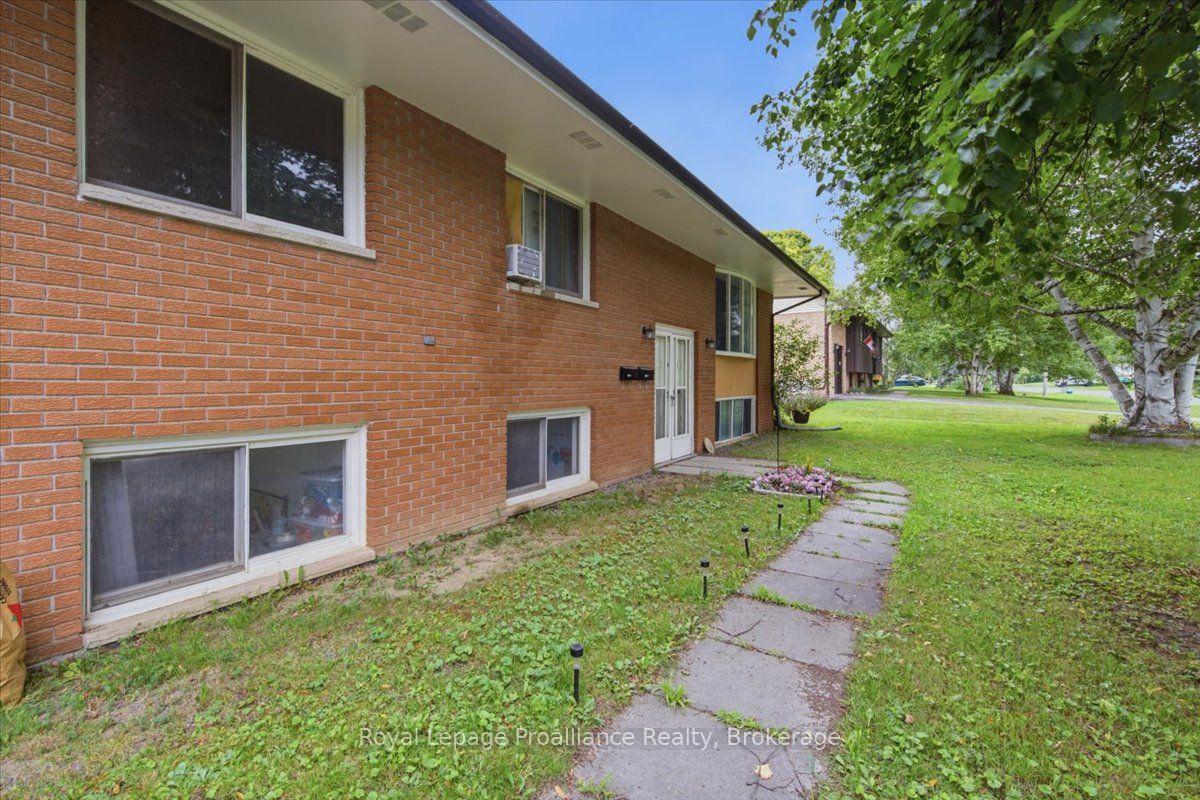 Photo 3 of 270 Colonial Road, Belleville, Belleville Ward — HOMEH