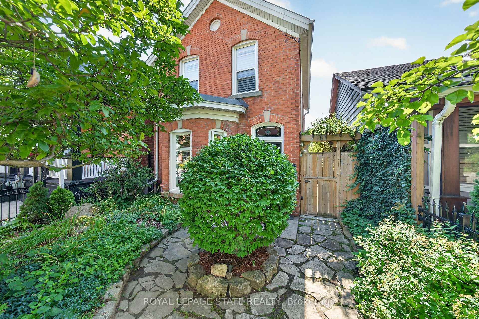 Photo 4 of 171 Emerald Street S, Hamilton, Stinson — HOMEH