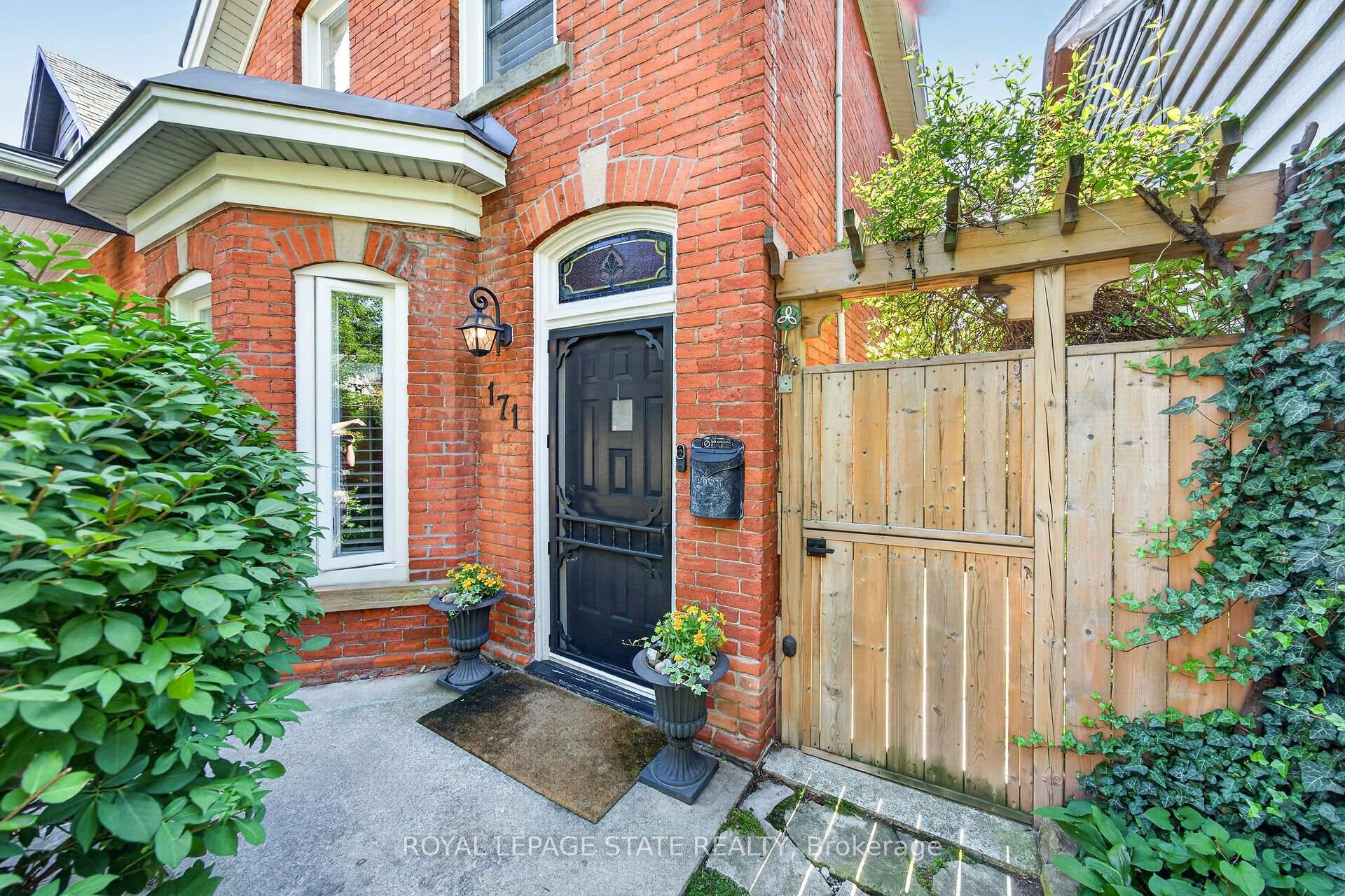 Photo 5 of 171 Emerald Street S, Hamilton, Stinson — HOMEH