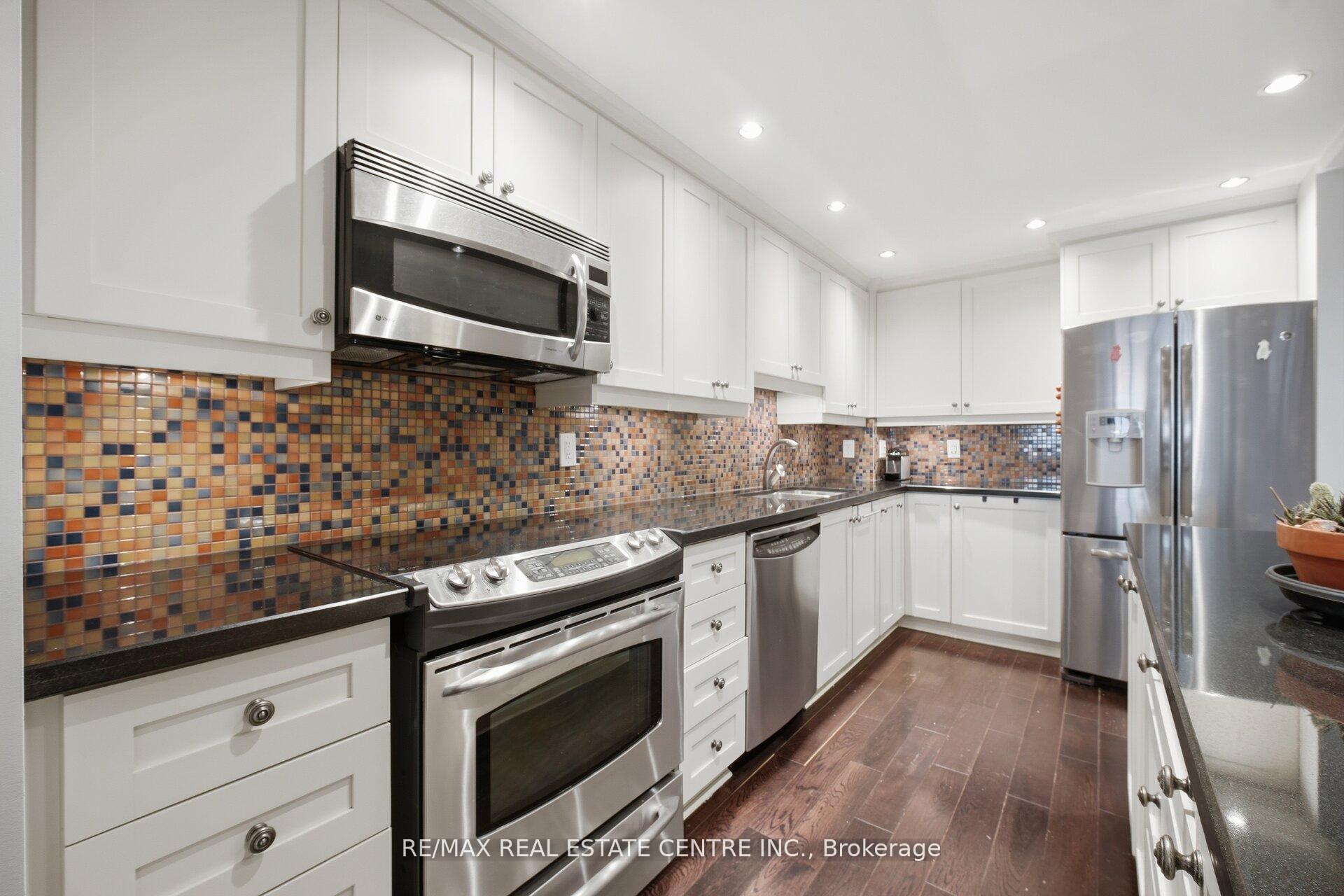 Photo 5 of Unit PH3, 1110 Walden Circle, Mississauga, Clarkson — HOMEH