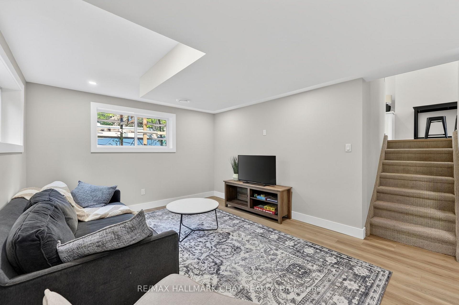 Photo 8 of 8717 Beachwood Road, Wasaga Beach — HOMEH