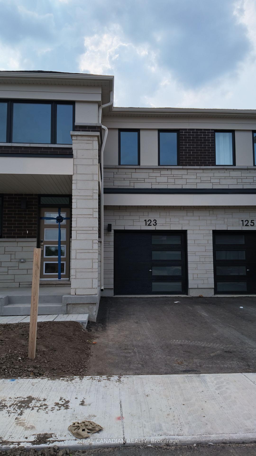 Photo 2 of 123 Vinewood Crescent, Barrie, Rural Barrie Southeast — HOMEH