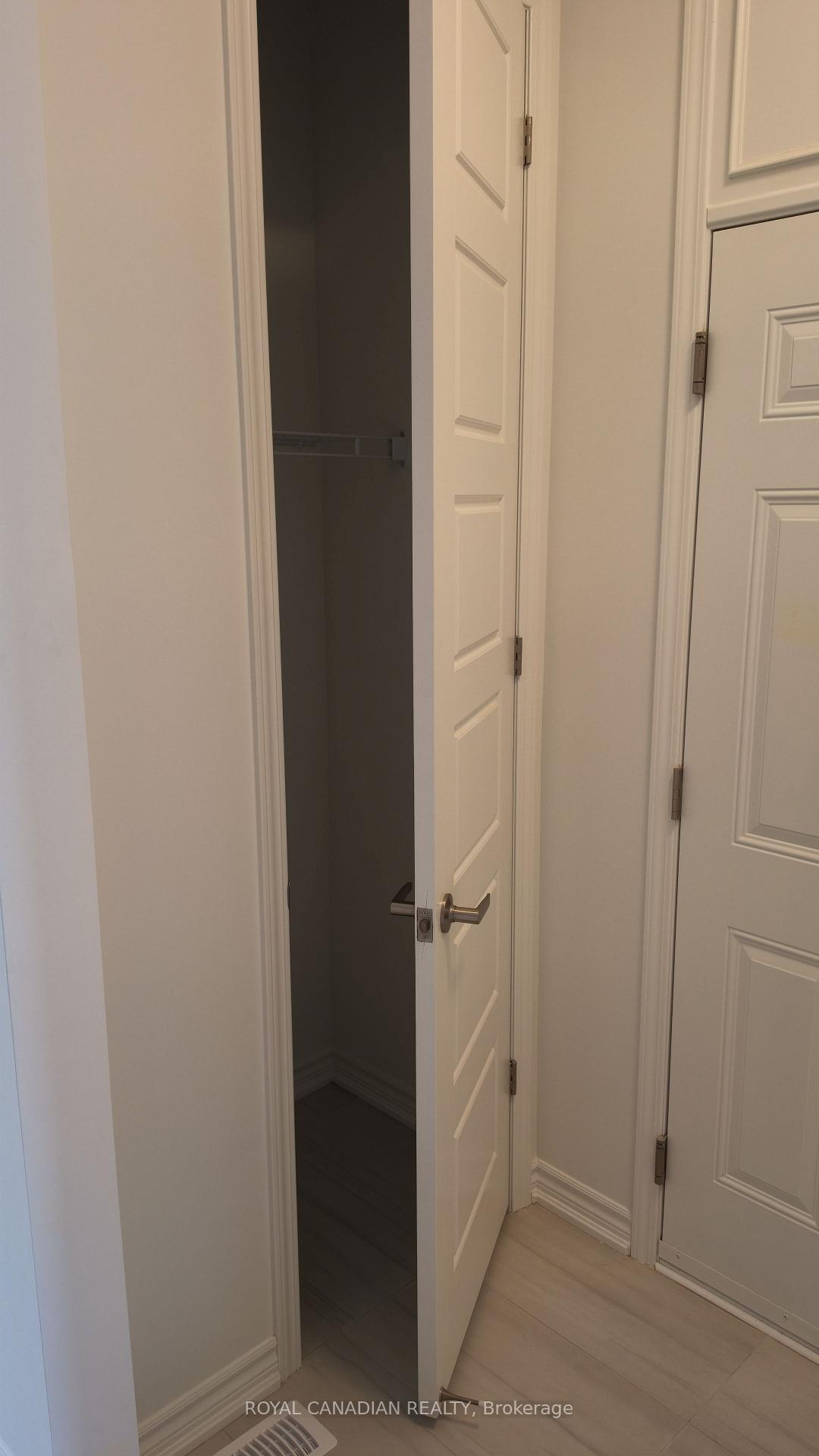 Photo 10 of 123 Vinewood Crescent, Barrie, Rural Barrie Southeast — HOMEH