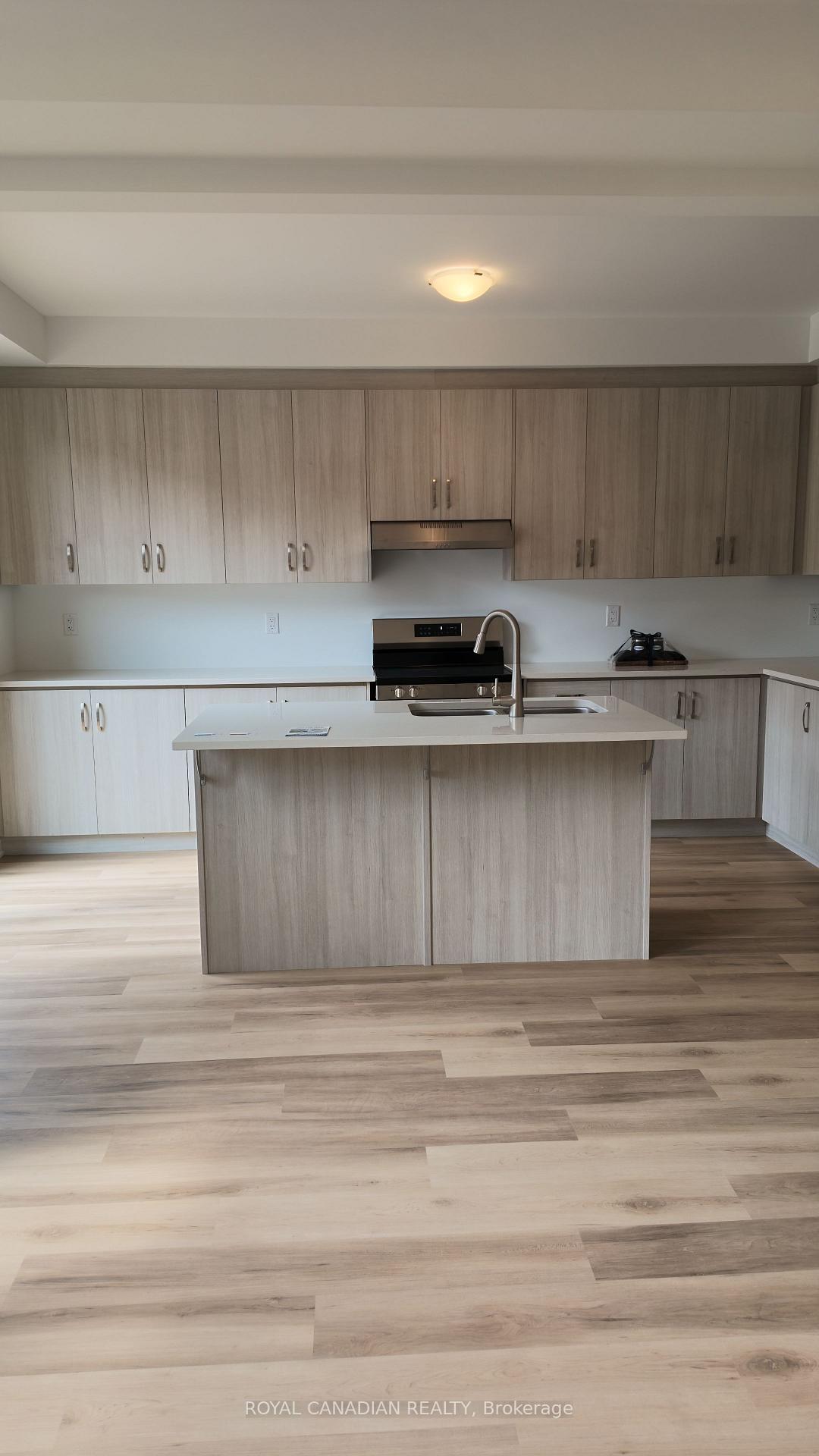 Photo 16 of 123 Vinewood Crescent, Barrie, Rural Barrie Southeast — HOMEH